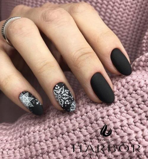 Роскошный черный маникюр способен украсить любой изысканный новогодний наряд. 04