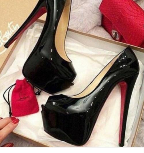 Кровь и красный цвет всегда вызывали прямые ассоциации со страстью и сексом. 02 Кровь и красный цвет всегда вызывали прямые ассоциации со страстью и сексом. 02