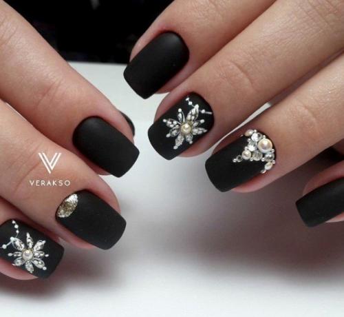 Роскошный черный маникюр способен украсить любой изысканный новогодний наряд. 05