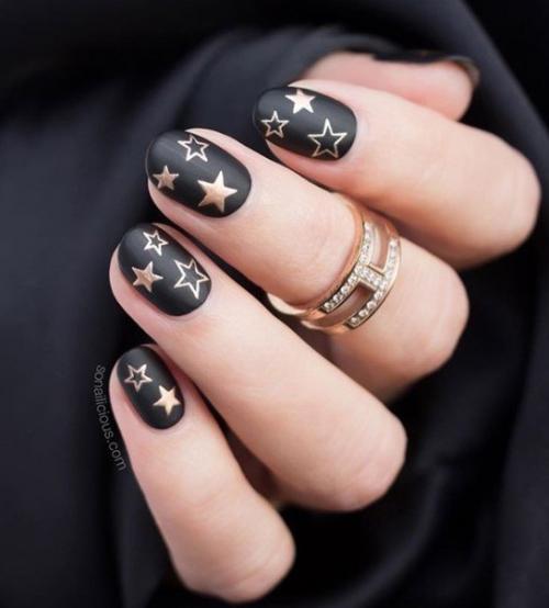 Роскошный черный маникюр способен украсить любой изысканный новогодний наряд. 02