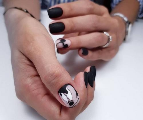 Короткие ногти в черном цвете. 01