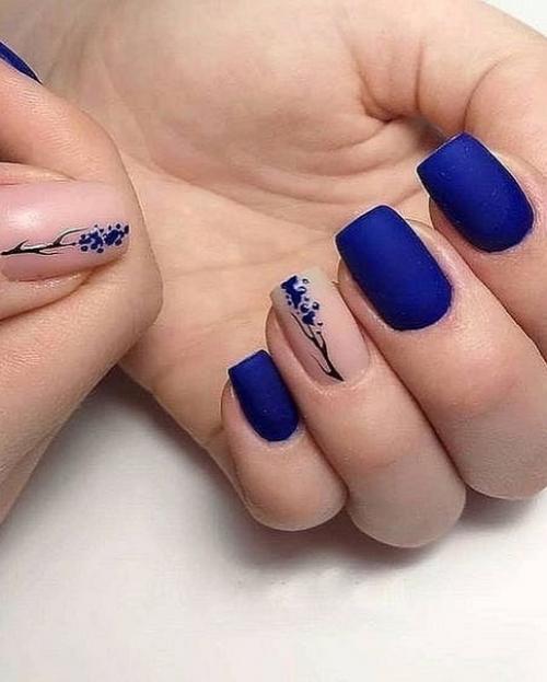 Маникюр синего цвета актуален в любое время года и в любой ситуации. 05