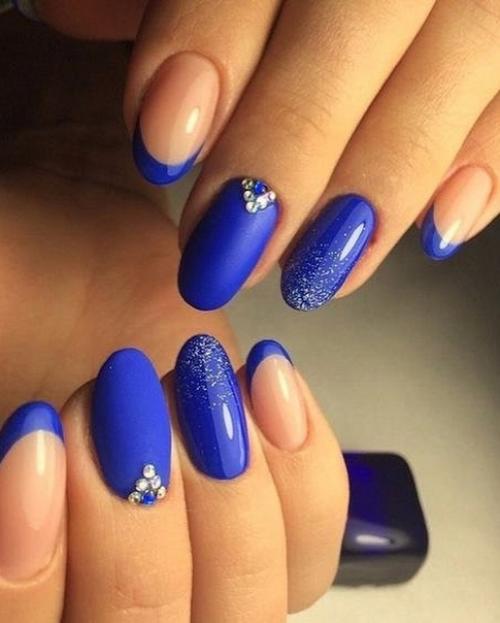 Маникюр синего цвета актуален в любое время года и в любой ситуации. 01