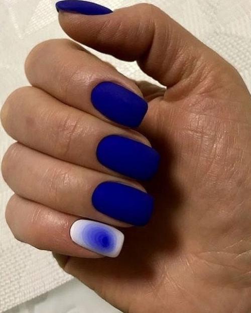 Маникюр синего цвета актуален в любое время года и в любой ситуации. 08