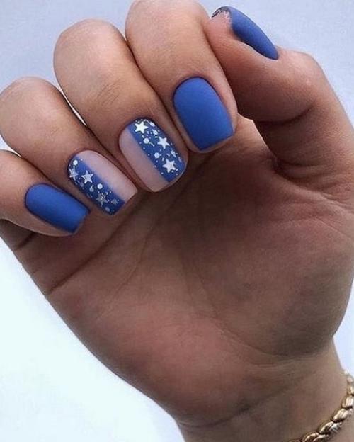Маникюр синего цвета актуален в любое время года и в любой ситуации. 02