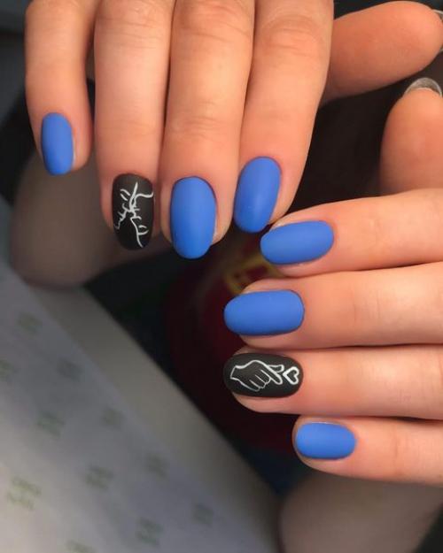 Маникюр синего цвета актуален в любое время года и в любой ситуации. 06