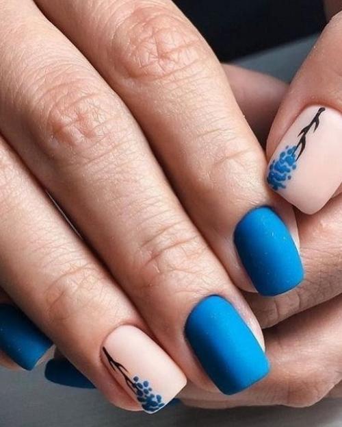 Маникюр синего цвета актуален в любое время года и в любой ситуации. 03