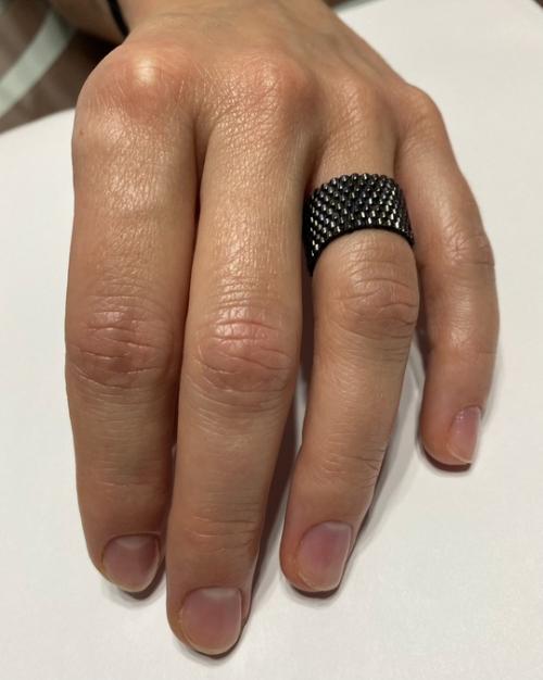 Красивые руки всегда внимание окружающих людей привлекают. 03