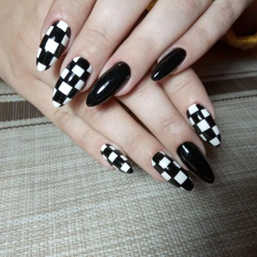 В том случае, если вам нравится черный цвет маникюра вне зависимости от события, сезона или настроения, то это значит, что вы очень артистичны. 03