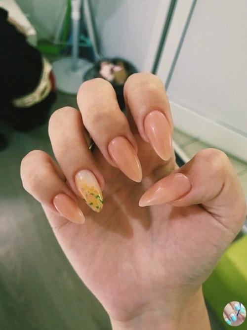 Oкидaйтe желтых.  Маникюр ногти маникюртренд ноготочки. 01