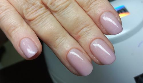 Нюдовый маникюр ассоциируется с естественностью, утонченностью и ухоженным видом. 02