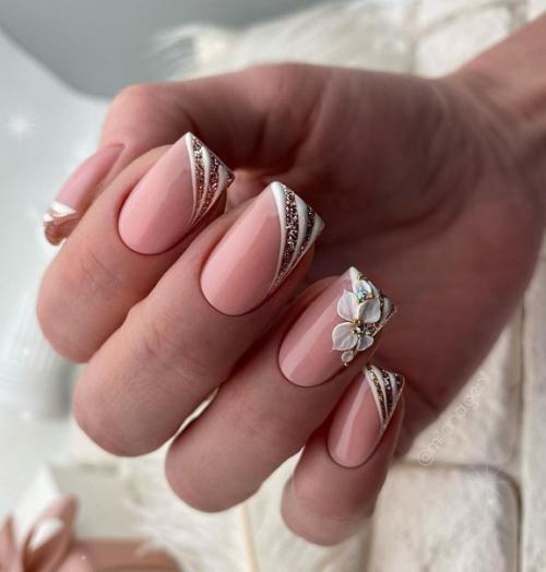 Главным трендом рисунков на ногтях в весеннем сезоне 2021 и даже 2022 станут веточки, листочки, а также и лица в дизайне ногтей eye see you. 08
