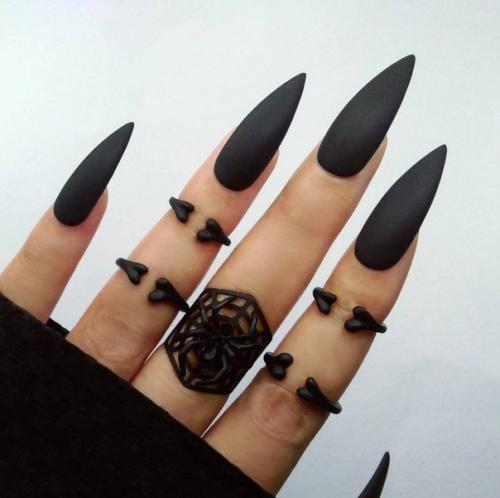 Маникюр на длинные острые ногти в черном цвете. 04