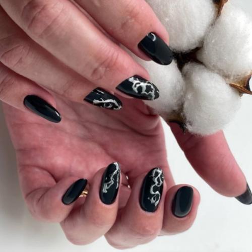 Зачастую мастерам маникюра не хватает времени привести в порядок свои ручки. 02