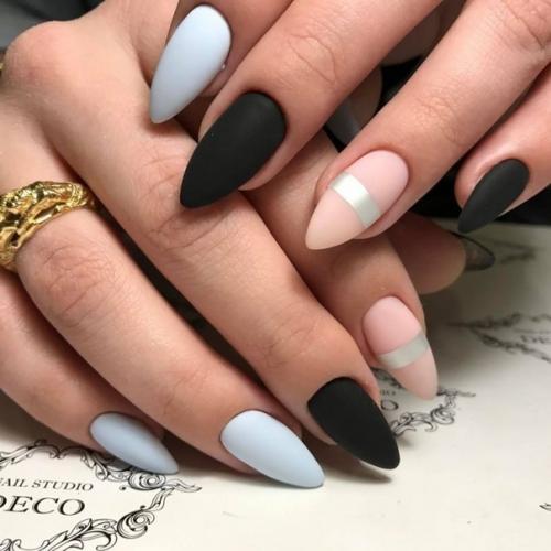 Маникюр на длинные острые ногти в черном цвете. 01