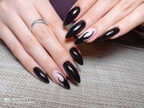 В том случае, если вам нравится черный цвет маникюра вне зависимости от события, сезона или настроения, то это значит, что вы очень артистичны. 01