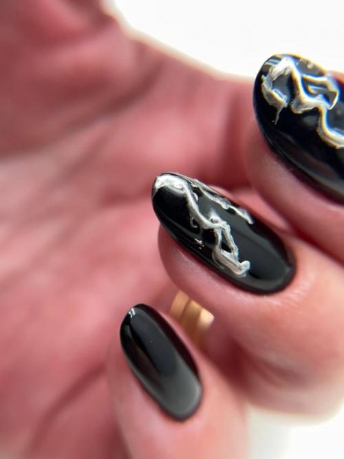 Зачастую мастерам маникюра не хватает времени привести в порядок свои ручки. 01