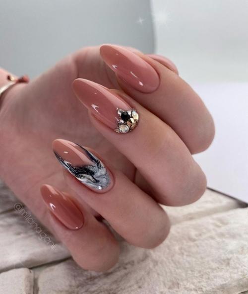 Главным трендом рисунков на ногтях в весеннем сезоне 2021 и даже 2022 станут веточки, листочки, а также и лица в дизайне ногтей eye see you. 04