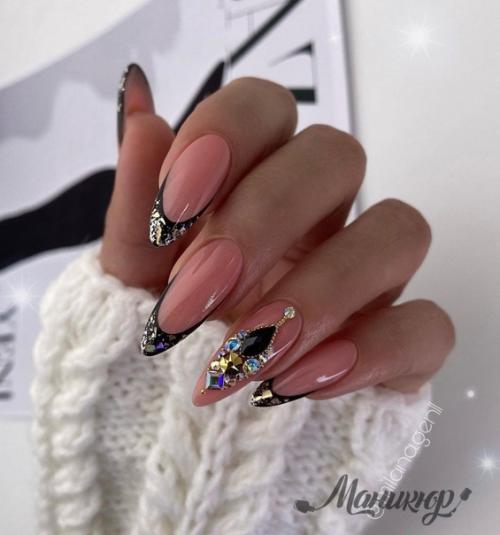 Главным трендом рисунков на ногтях в весеннем сезоне 2021 и даже 2022 станут веточки, листочки, а также и лица в дизайне ногтей eye see you. 09