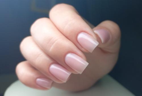 Нюдовый маникюр ассоциируется с естественностью, утонченностью и ухоженным видом. 01