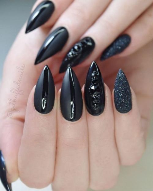 Маникюр на длинные острые ногти в черном цвете. 02
