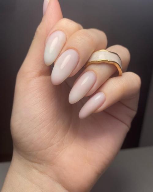 Milky Nails или просто молочные ногти - тренд в маникюре, который появился в 2021 и стал одним из самых модных дизайнов нейл - индустрии. 01