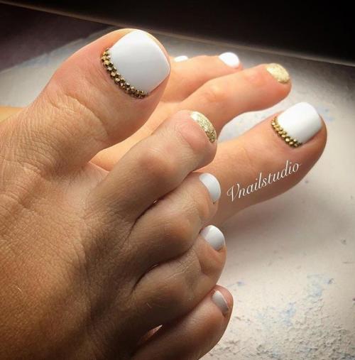 Идеи летнего педикюра в белом цвете. 01