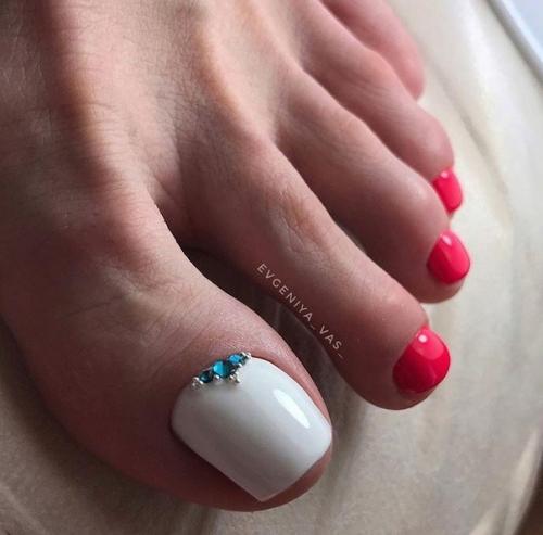 Идеи летнего педикюра в белом цвете. 08