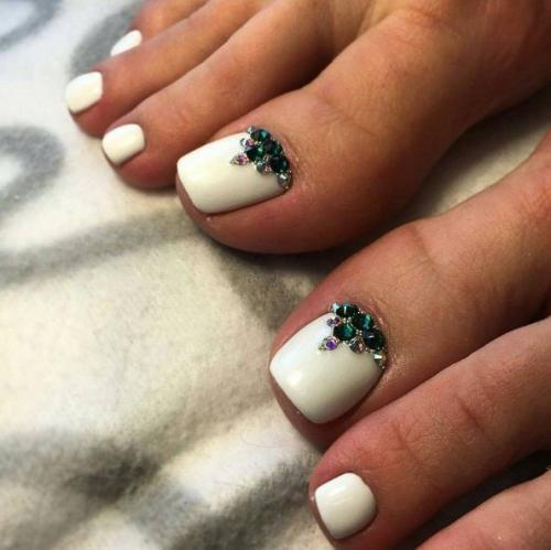 Идеи летнего педикюра в белом цвете. 05