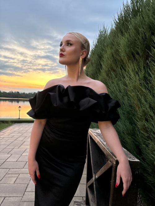 - Мааам!  Я тут стою одна, как сирота! 01