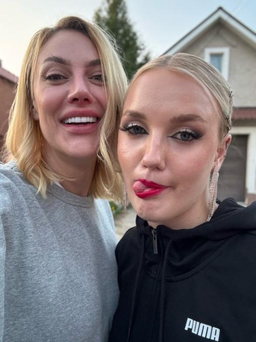 - Мааам!  Я тут стою одна, как сирота! 02