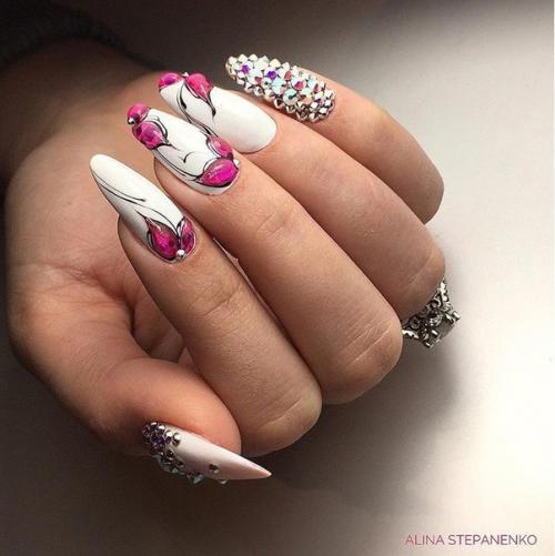 Маникюр со стразами, в бело розовом цвете. 06