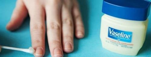 Чем мажут вокруг ногтя, когда делают маникюр? 03