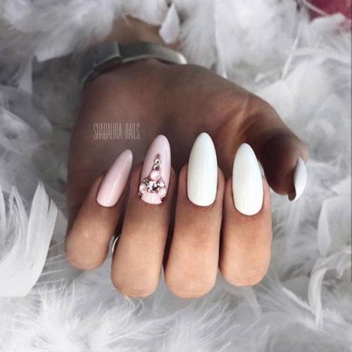 Маникюр со стразами, в бело розовом цвете. 05