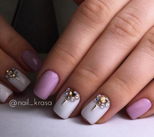 Маникюр со стразами, в бело розовом цвете. 01