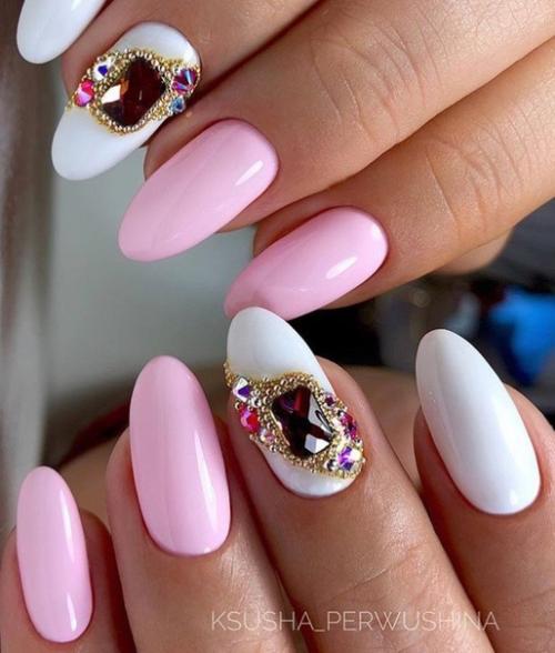 Маникюр со стразами, в бело розовом цвете. 04