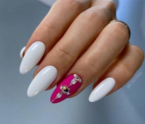 Маникюр со стразами, в бело розовом цвете. 02