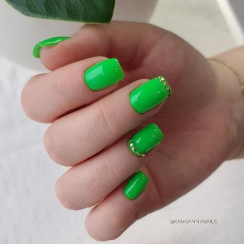А вам нравиться салатовый маникюр? 05