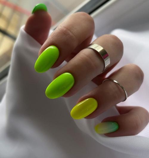 А вам нравиться салатовый маникюр? 01