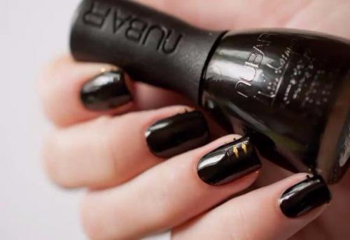 Маникюр с полосками (пошаговый урок). 04