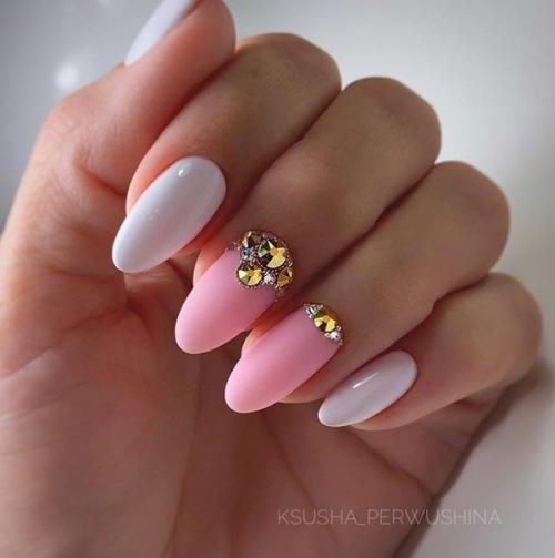 Маникюр со стразами, в бело розовом цвете. 03