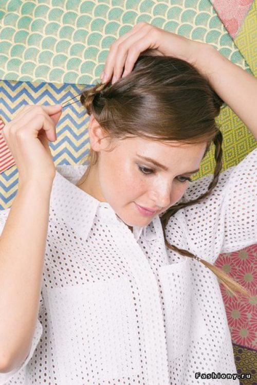 Единственное, что вам нужно для этой прически - это заплести косички и вооружиться шпильками. 06 Единственное, что вам нужно для этой прически - это заплести косички и вооружиться шпильками. 06