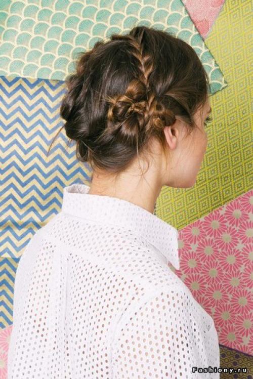 Единственное, что вам нужно для этой прически - это заплести косички и вооружиться шпильками. 01 Единственное, что вам нужно для этой прически - это заплести косички и вооружиться шпильками. 01
