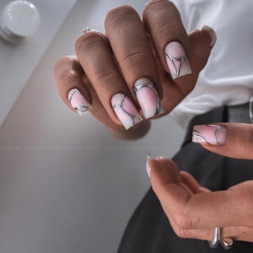 Вот два популярных варианта маникюра, которые идеально подходят для летнего сезона: 04