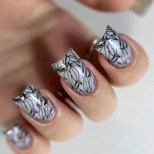 Вот два популярных варианта маникюра, которые идеально подходят для летнего сезона: 07