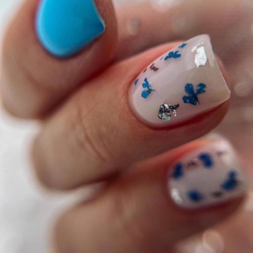 Вот два популярных варианта маникюра, которые идеально подходят для летнего сезона: 01