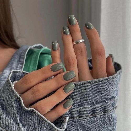 Однотонный маникюр на короткие ногти. 05