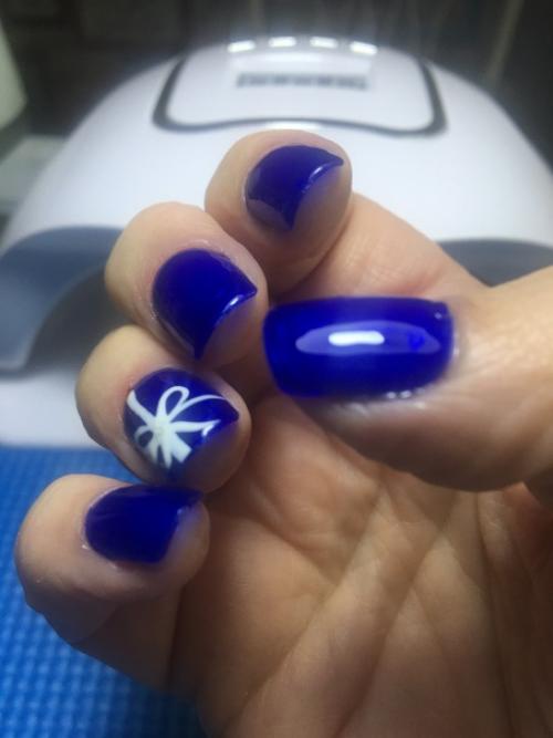 Оказалось делать себе маникюр не так то просто, особенно левой рукой! 01