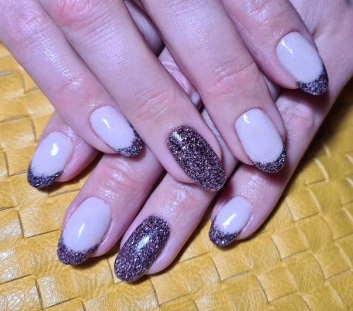 Пудровый или ещё называют титановый маникюр выполняется при помощи специального набора средств, которые подходят именно для этой цели. 01