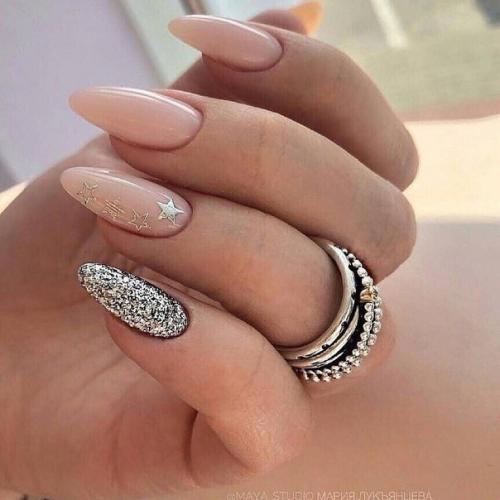 Мы предлагаем вам крутые и нескучные идеи нюдового маникюра. 01